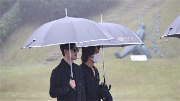 沉重地，今天饭局上一个在演艺圈内的朋友透了个风，说起大S雕像揭幕仪式，最让我触动