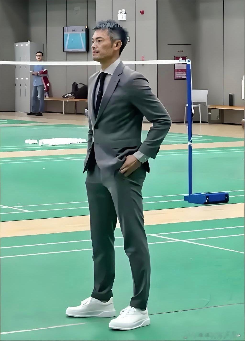 林丹，现在成了潮男，看着好帅啊！说真的他一个人的时候状态明显好过跟着他老婆一起的