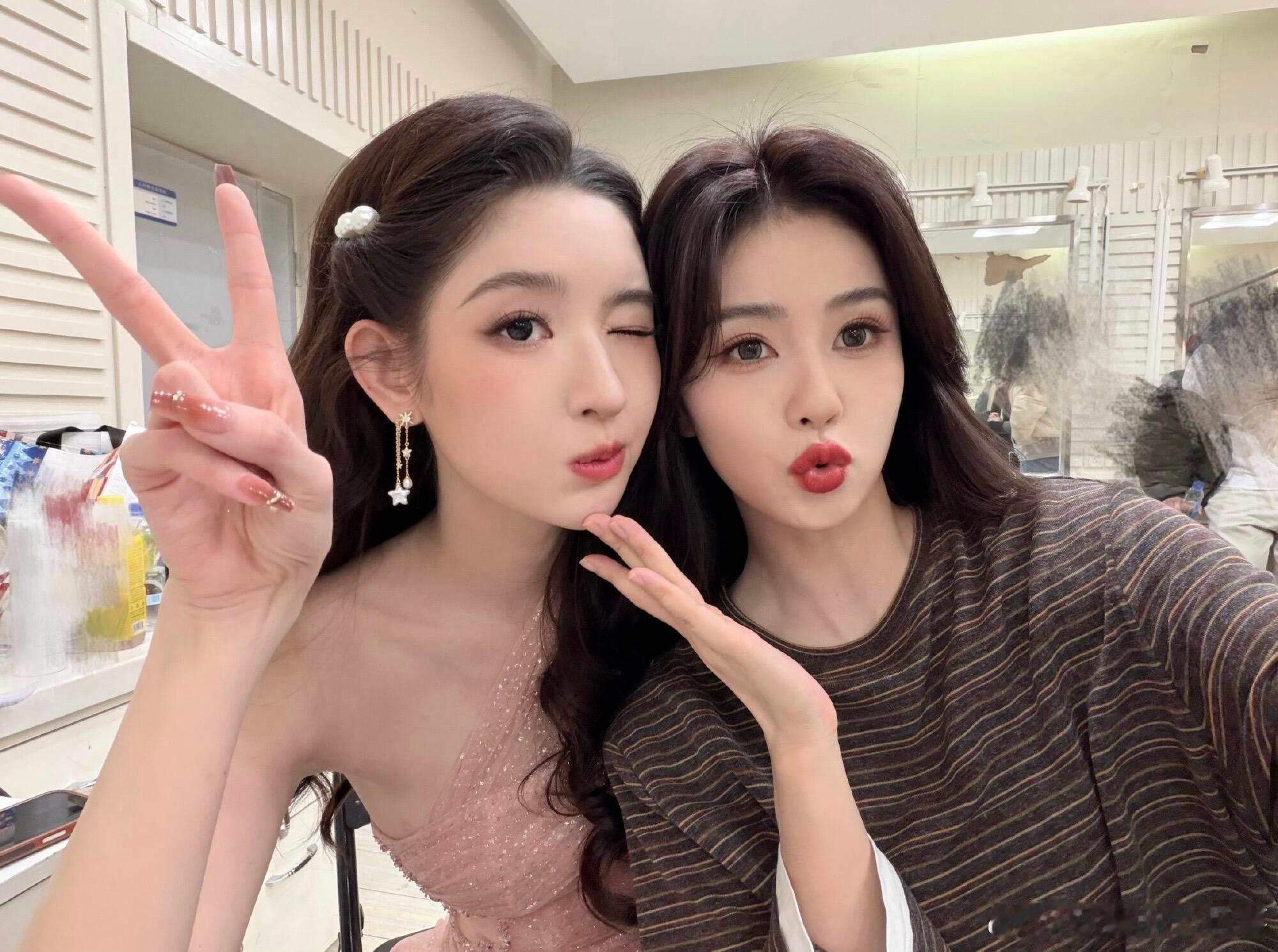 大家都在和白鹿拍照真的好可爱哈哈哈哈哈白鹿的春晚合照四处掉落真的好可爱哈哈哈哈白