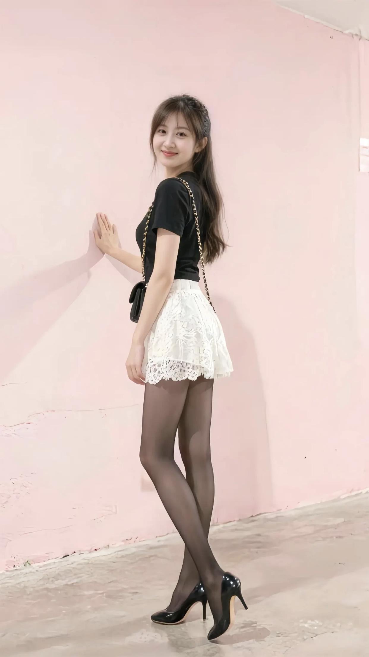 清新脱俗的女孩子是什么样子的呀她们外貌自然简约，不化浓妆，注重皮肤健康，展现原生