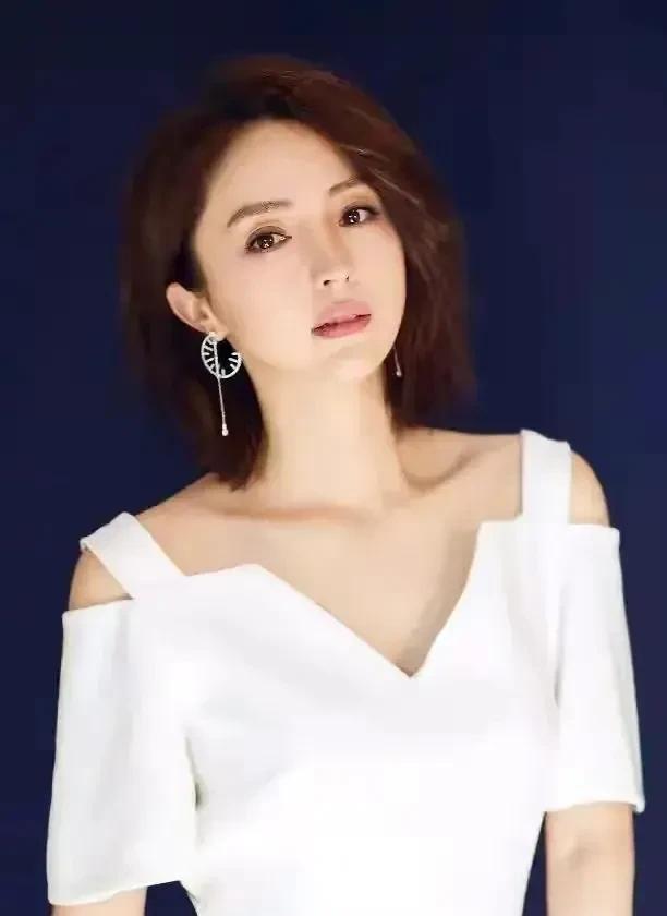 以董璇的吸金能力来看，她不是恋爱脑，高云翔出那个事儿，董璇也是很仗义的（夫妻一场