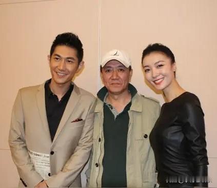 中间的是老戏骨李幼斌，左右两边的像是兄妹俩，都是长脸，应该也是演员吧。