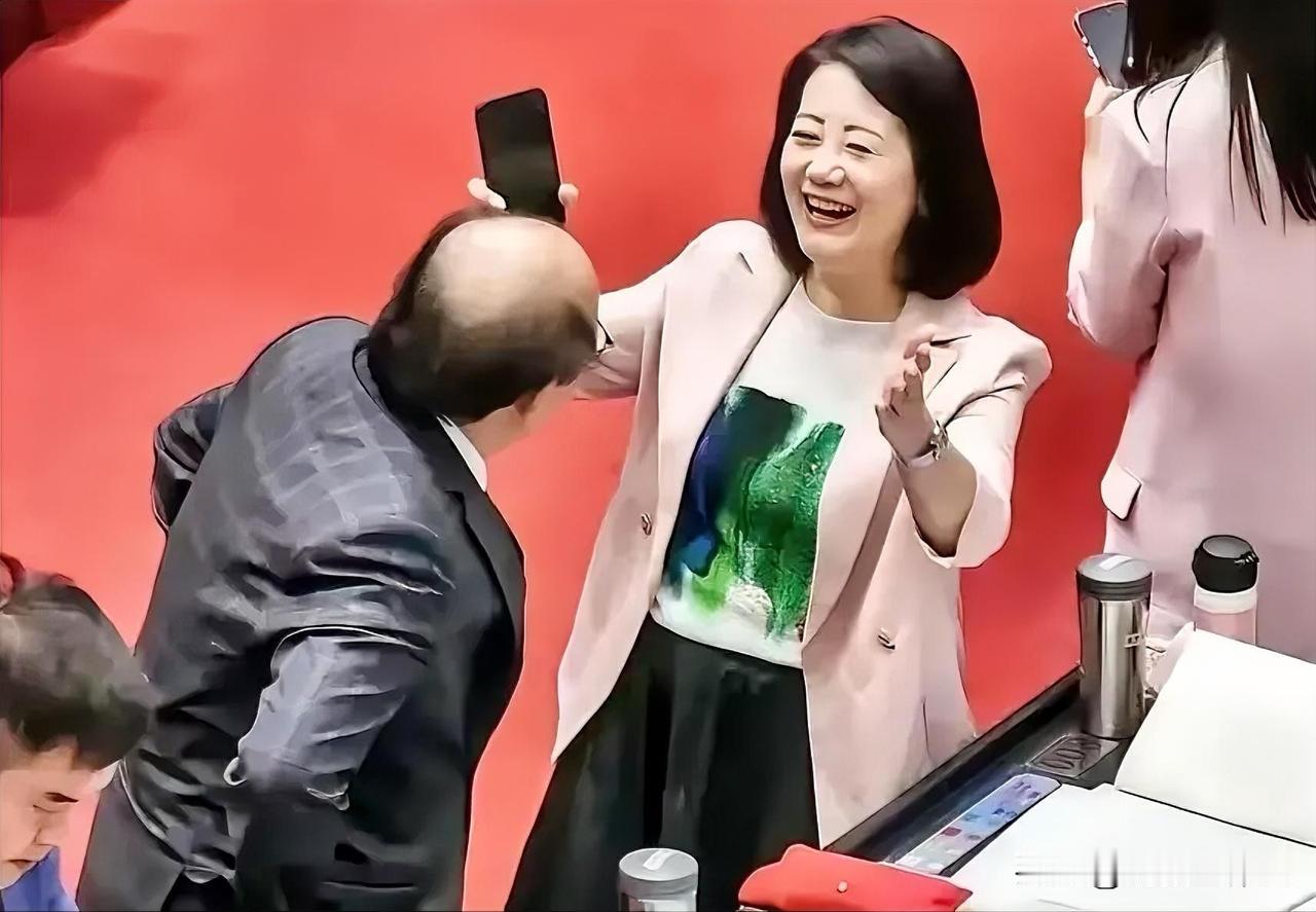 吴思瑶的离去，柯建铭黯然伤神，导致绿营在议事机构的战斗力骤降，被蓝白压着打。老赖