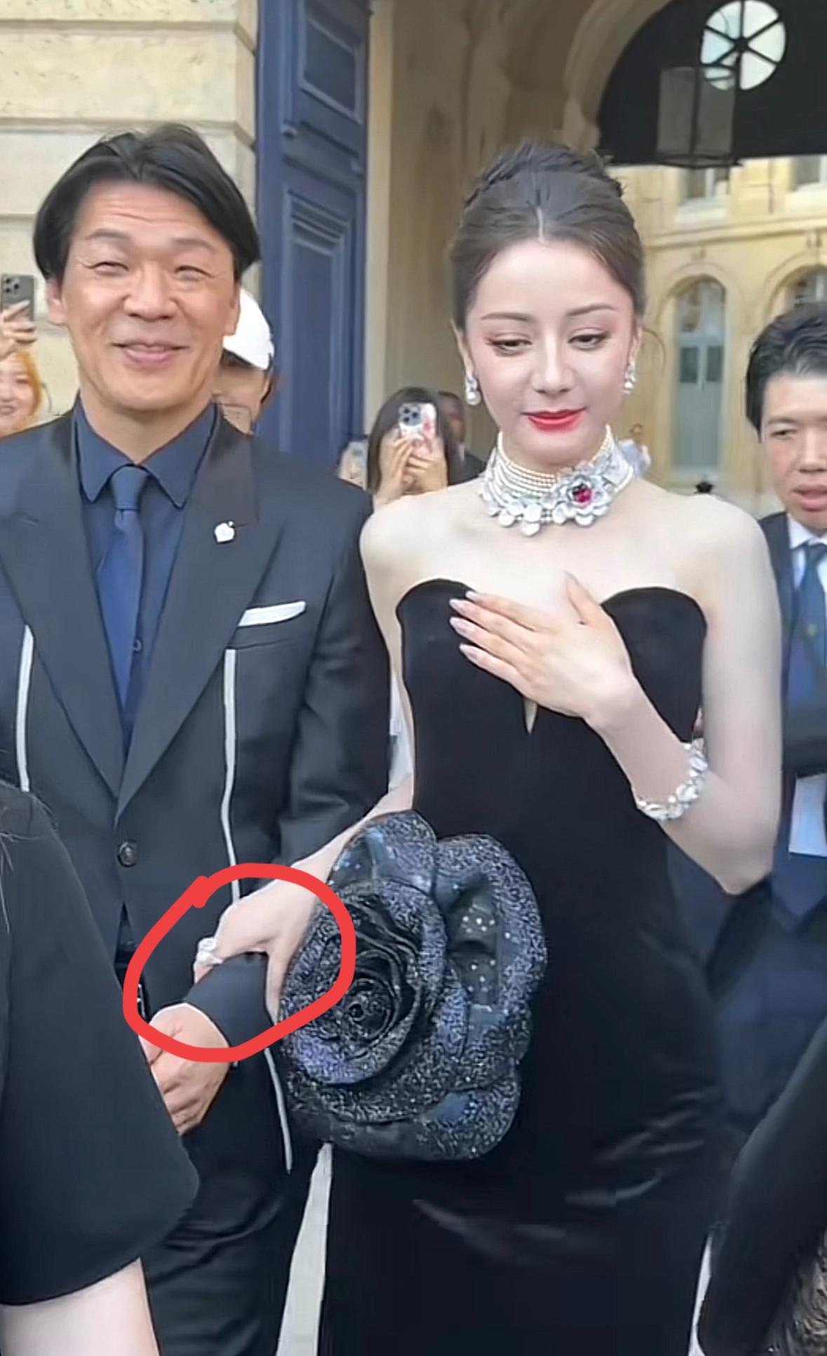 热巴这次捂🐻品牌方得高兴坏了吧看她身边男高层的笑脸就知道这么说吧热巴