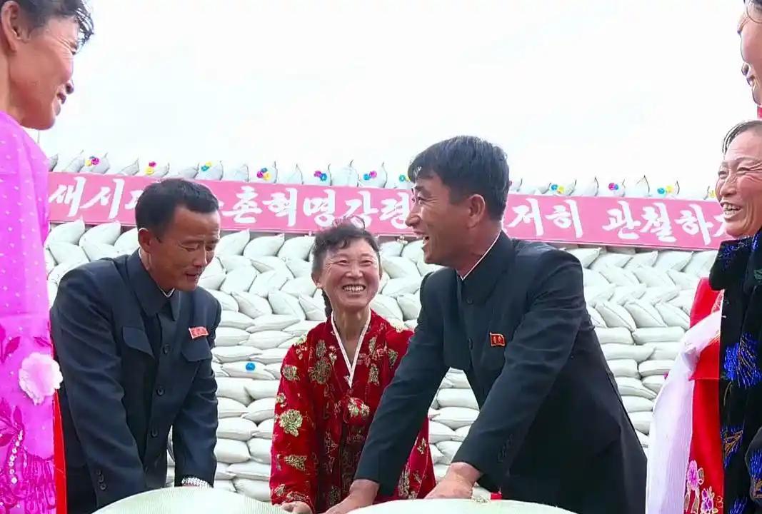 朝鲜粮食如何分配的？根据2025年的标准，朝鲜成年人每天定量为700克混合粮食，