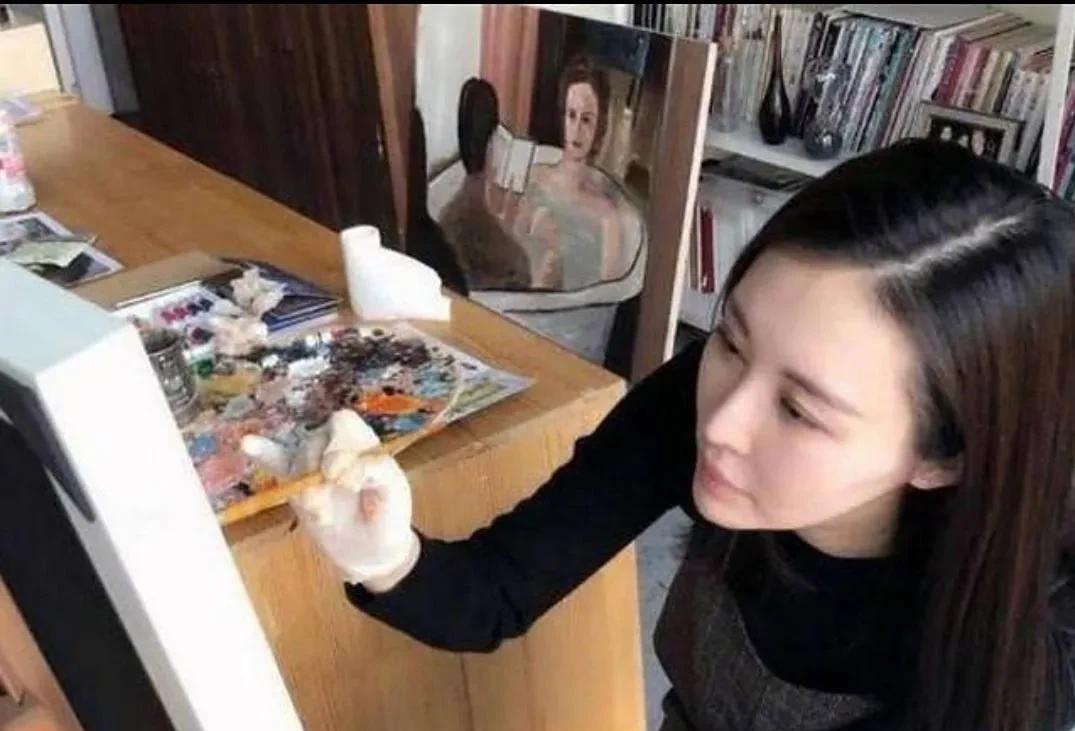 王石的老婆并不是花瓶可以说智慧和美貌的化身仔细看她的画作，是不是有大师风范