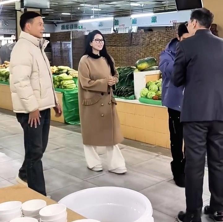 伊能静和撒贝宁现身济南农贸市场，撒贝宁拿菜接地气！[赞][赞][墨镜]