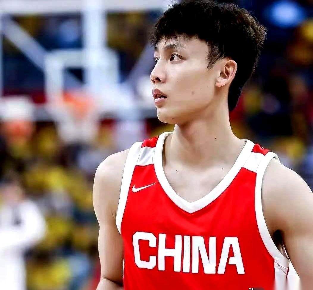 国家队内线核心胡金秋，训练营里突然对着外面，只提了一个人的名字：徐杰。他说，这