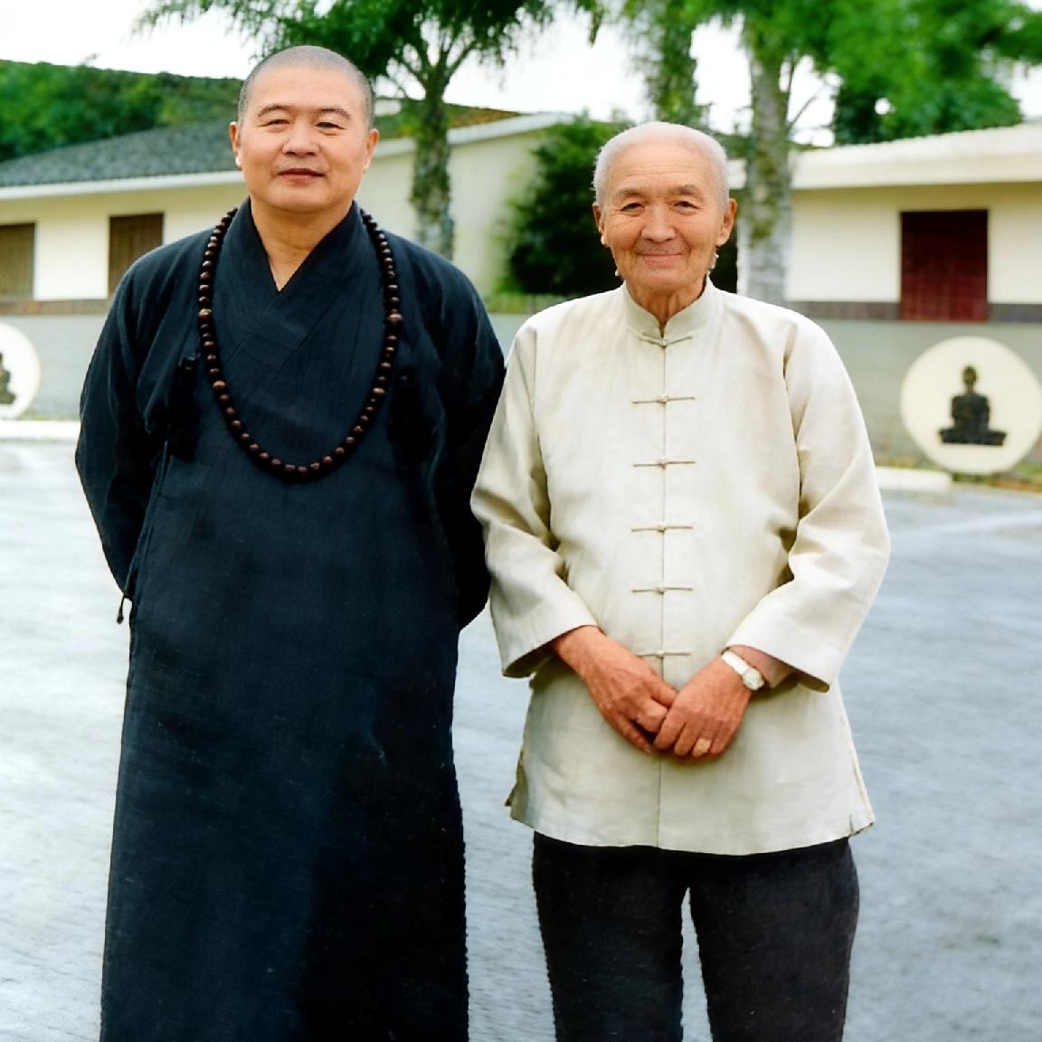 1989年，星云大师与母亲李玉英居士，一张温馨的合影。镜头里，二人并肩而立，神情