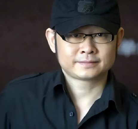 那年张艺谋邀请刀郎献唱，刀郎拒绝:“我是草根歌手，怕给您丢脸。”张艺谋说:“我不