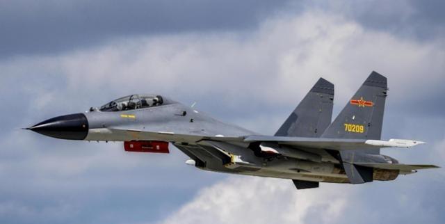 美国飞行员发现一个百思不得其解的怪象，每次中国战机伴飞，既不是歼16、也不是歼2