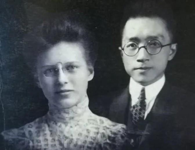 1962年，胡适去世，他的棺椁内，被放置了一张特殊的照片。照片的女孩，叫做韦莲司