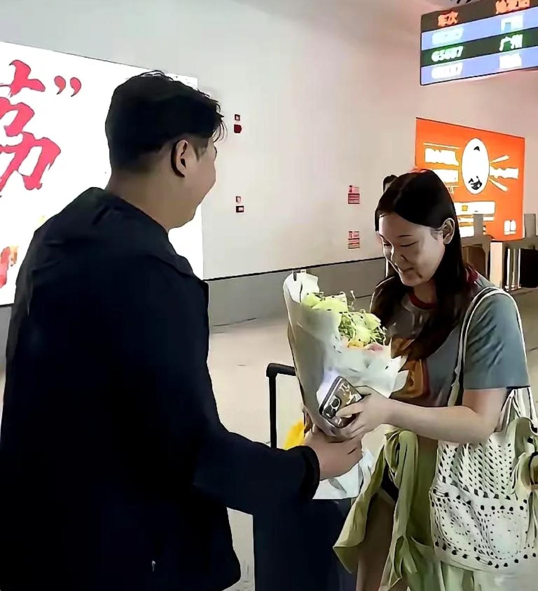 6月6号傍晚，全进华把张家齐送到高铁站。她就那么简简单单地过了闸机，草帽摘了，防