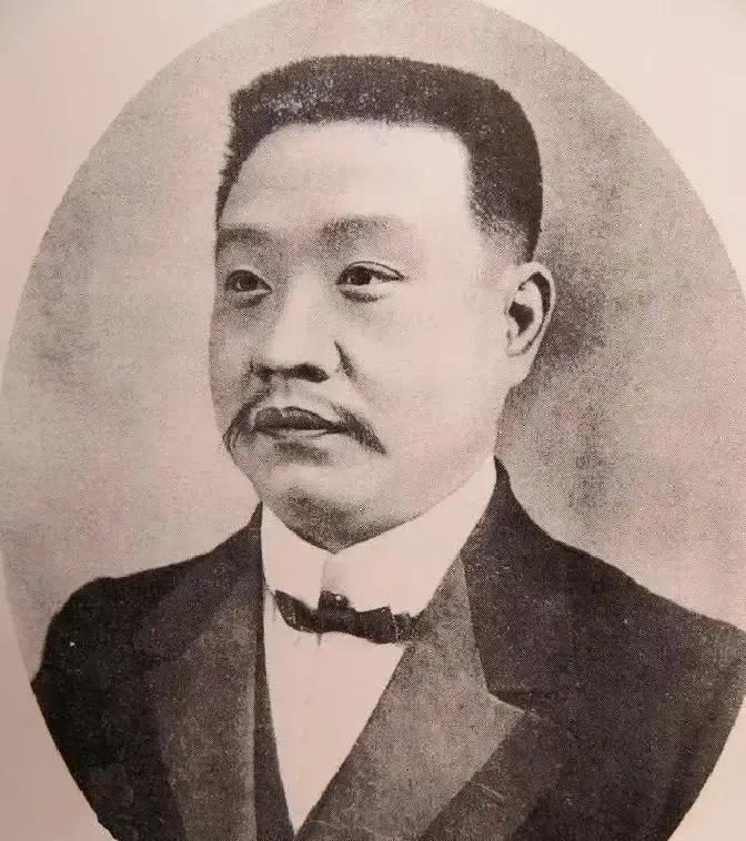 丢了美人，又丢了江山！1923年孙中山要将小姨子宋美龄许配给谭延闿，没想到被他直接拒绝，不仅如此，他