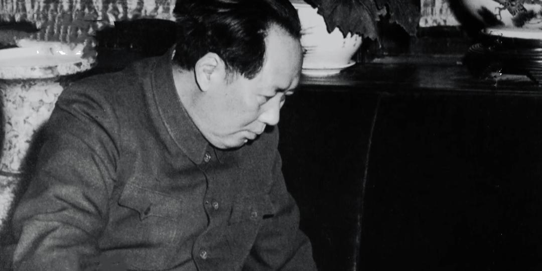 毛主席晚年为何经常痛哭？毛主席有万般豪情，也有千般柔情，但一生叱咤风云的毛主席却
