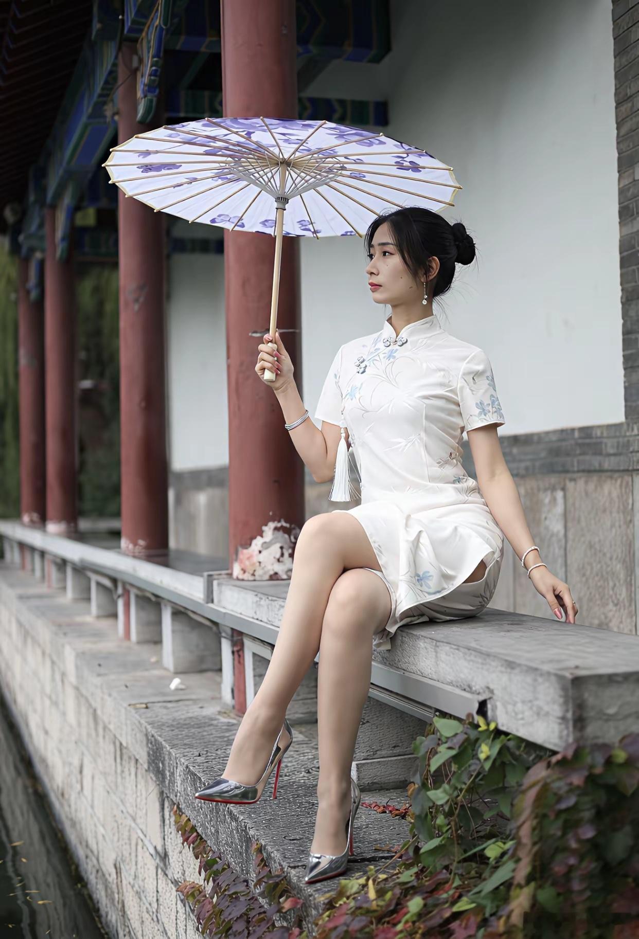 "漫步古风园林，执伞静享时光，优雅如她，自在如风。"