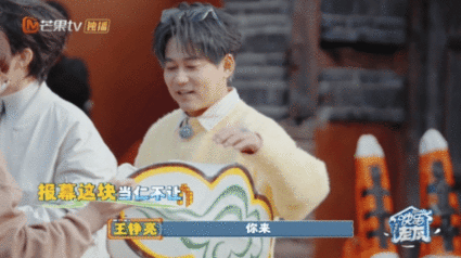  苏醒苏醒我的猫步很曼妙快乐老友记醒猫猫提灯笼走猫步，衣角飘拂灯笼轻荡，氛围