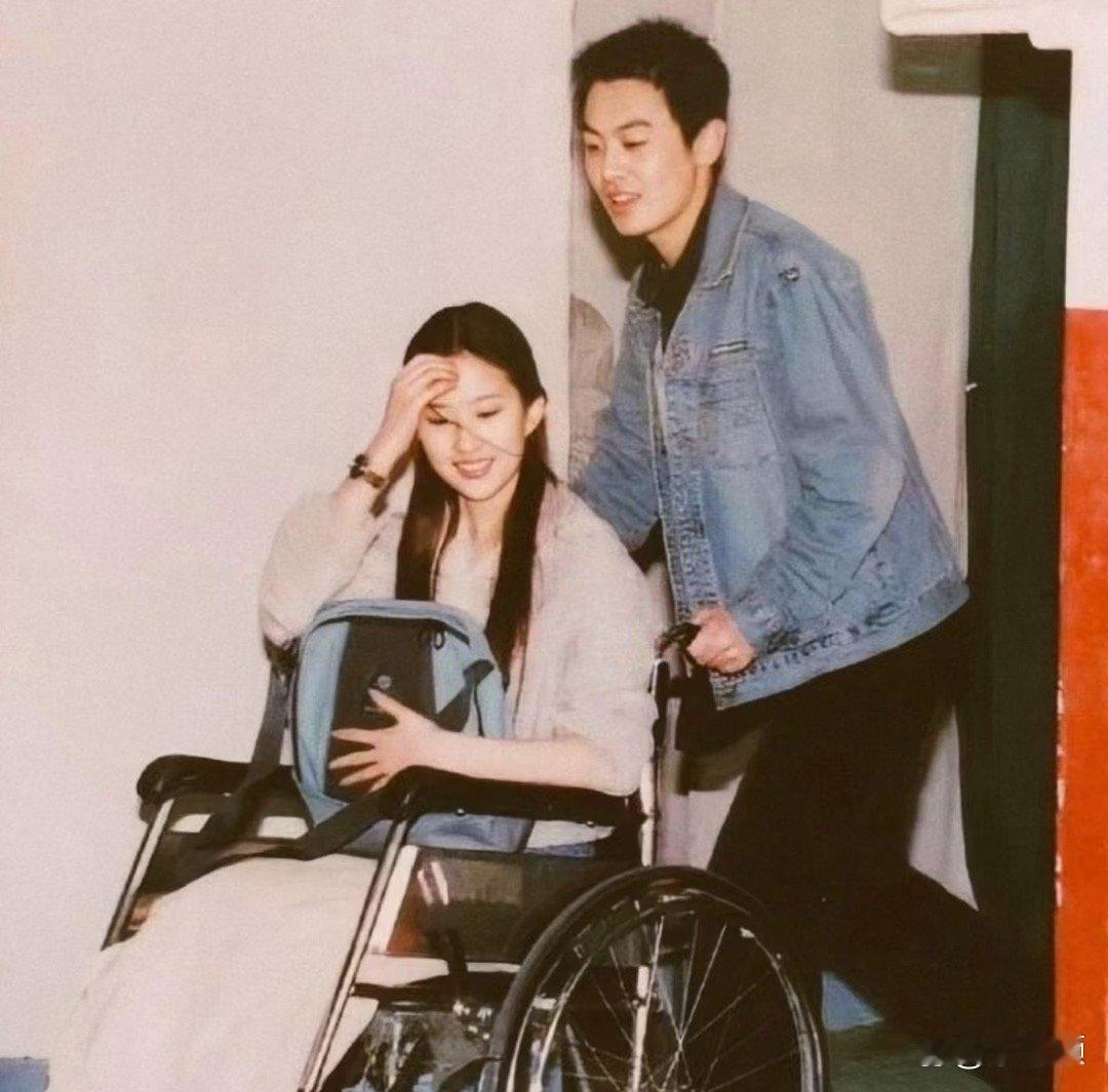 大学时期的刘亦菲，长发飘飘，宛若仙女。旁边的男生好眼熟，有知道他是谁吗？