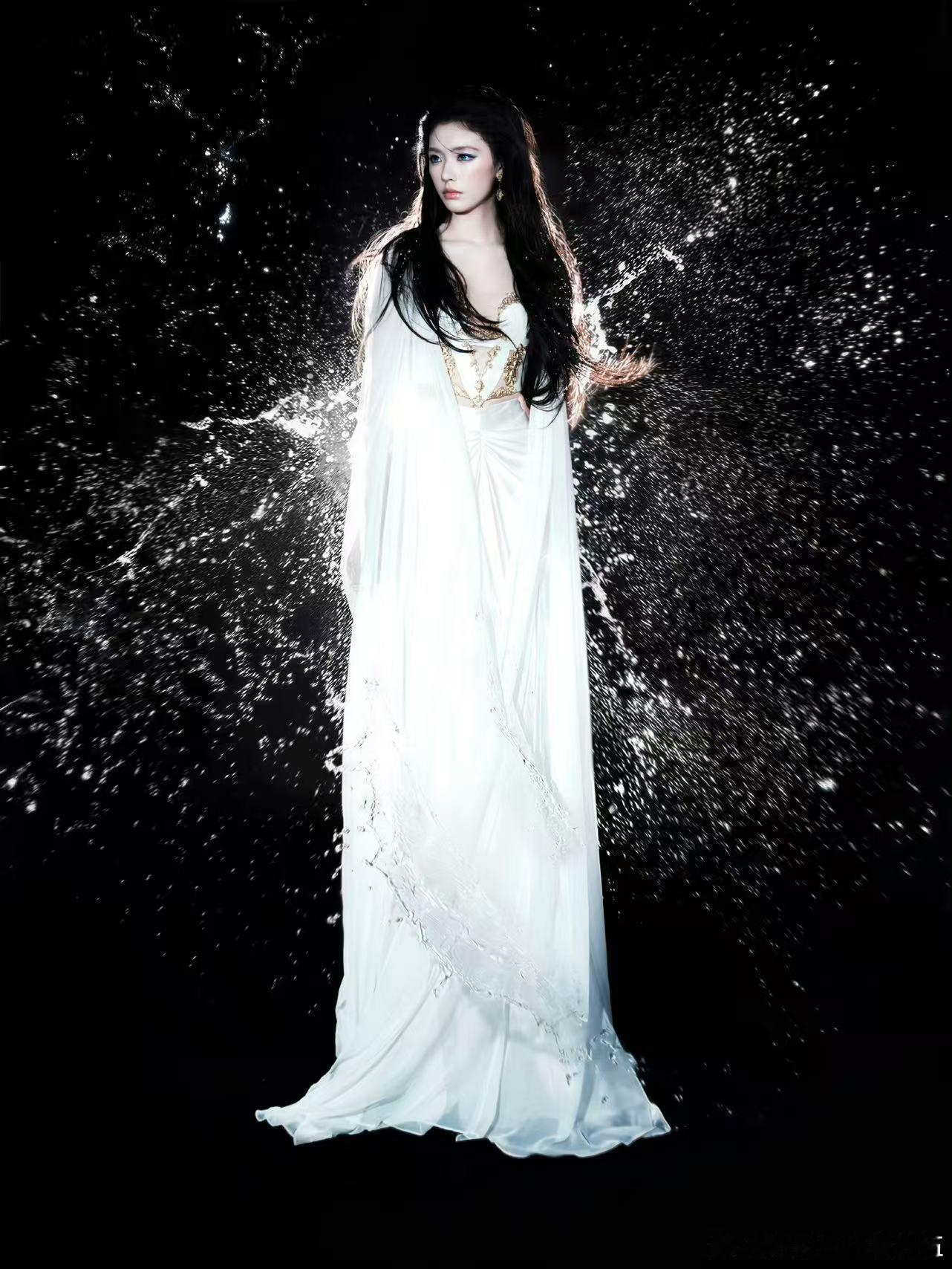 林允湿发半裸造型林允湿发半裸造型林允全新造型美到失语！神秘蓝瞳搭配慵懒湿发，身