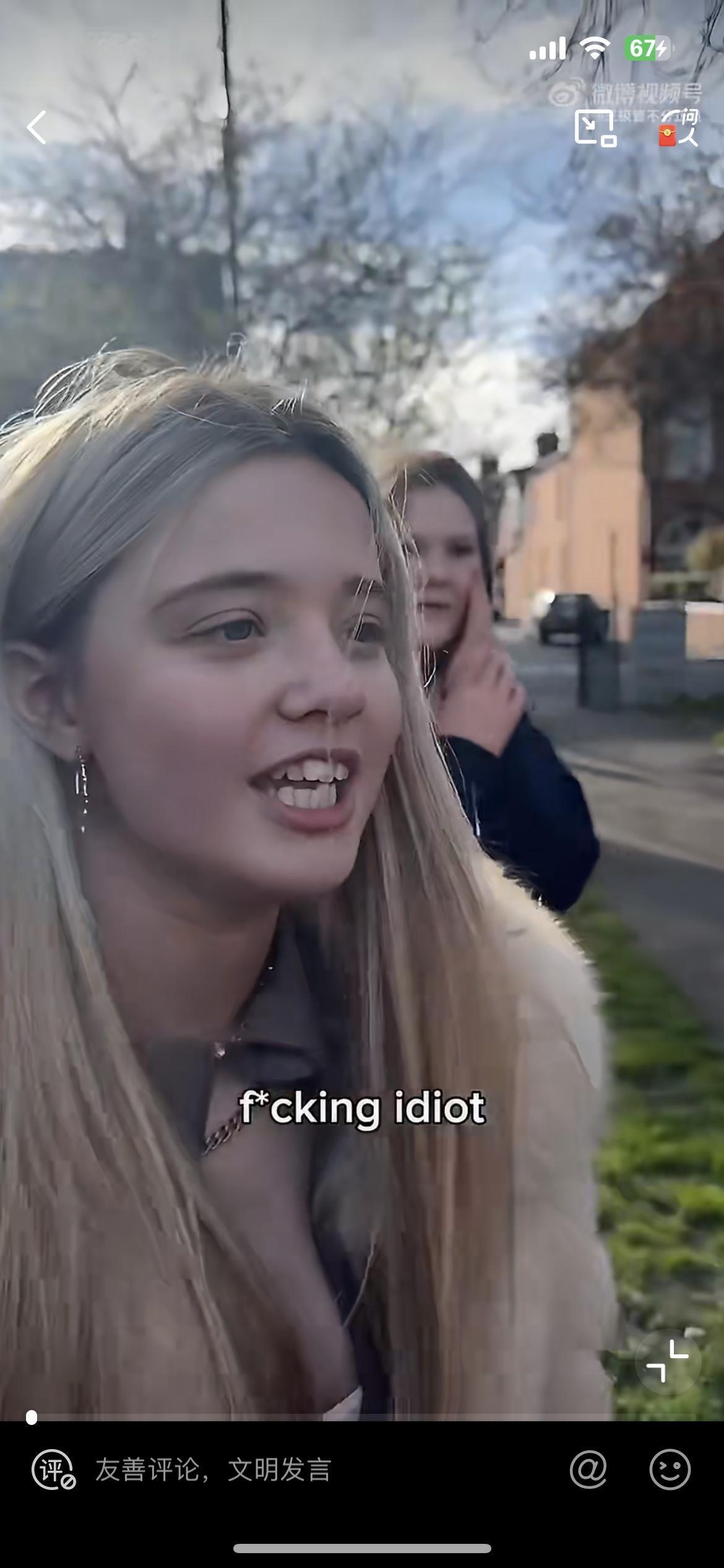 几名中国留学生在英国公园被一名精神小妹挑衅，在英国桑德兰公园，几名中国留学生在里