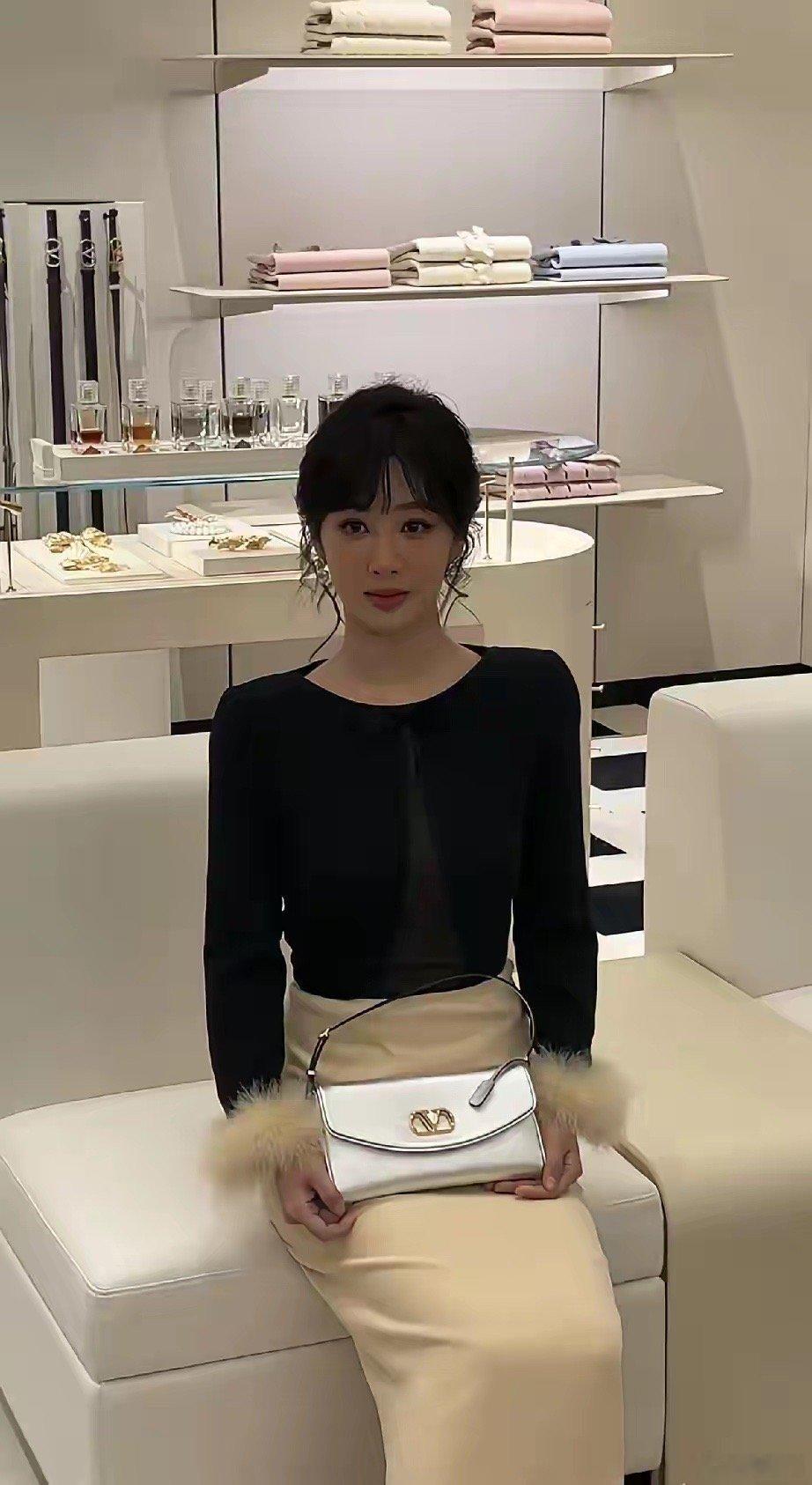 11月25日，杨紫现身华伦天奴晚宴，餐桌好小，没几个大明星，杨紫算是比较大的腕儿