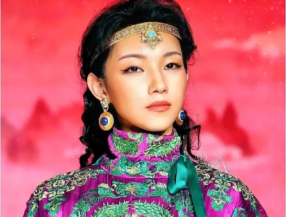 那尔那茜外公又火啦，别猜了，确实大有来头。她公司在事情发酵时没急着公关，这信号大