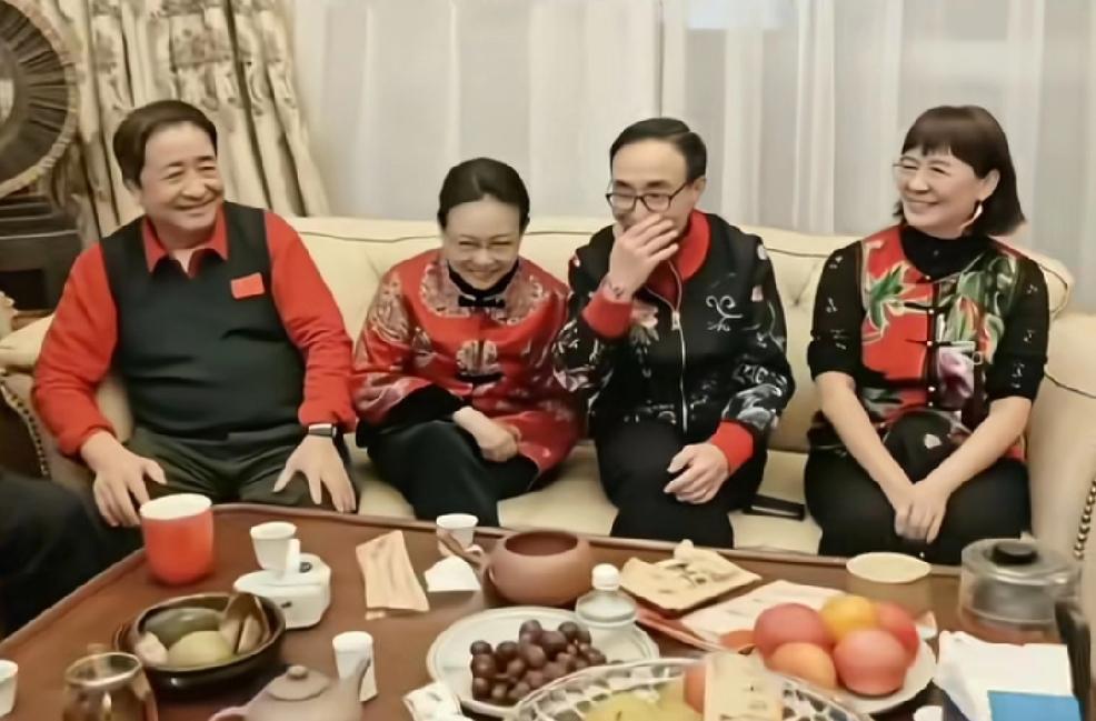 我们只是高看了他们而已。姜昆、阎维文、殷秀梅、王姬等艺术家们在美国过圣诞节，仍