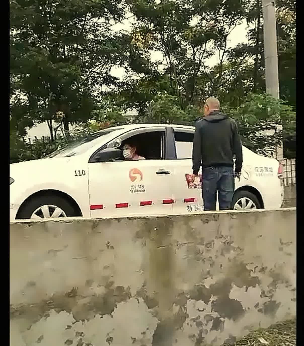今天是女儿第2天练习科目二，下午从训练场学车回来气呼呼的说教练凶巴巴的。说昨天第