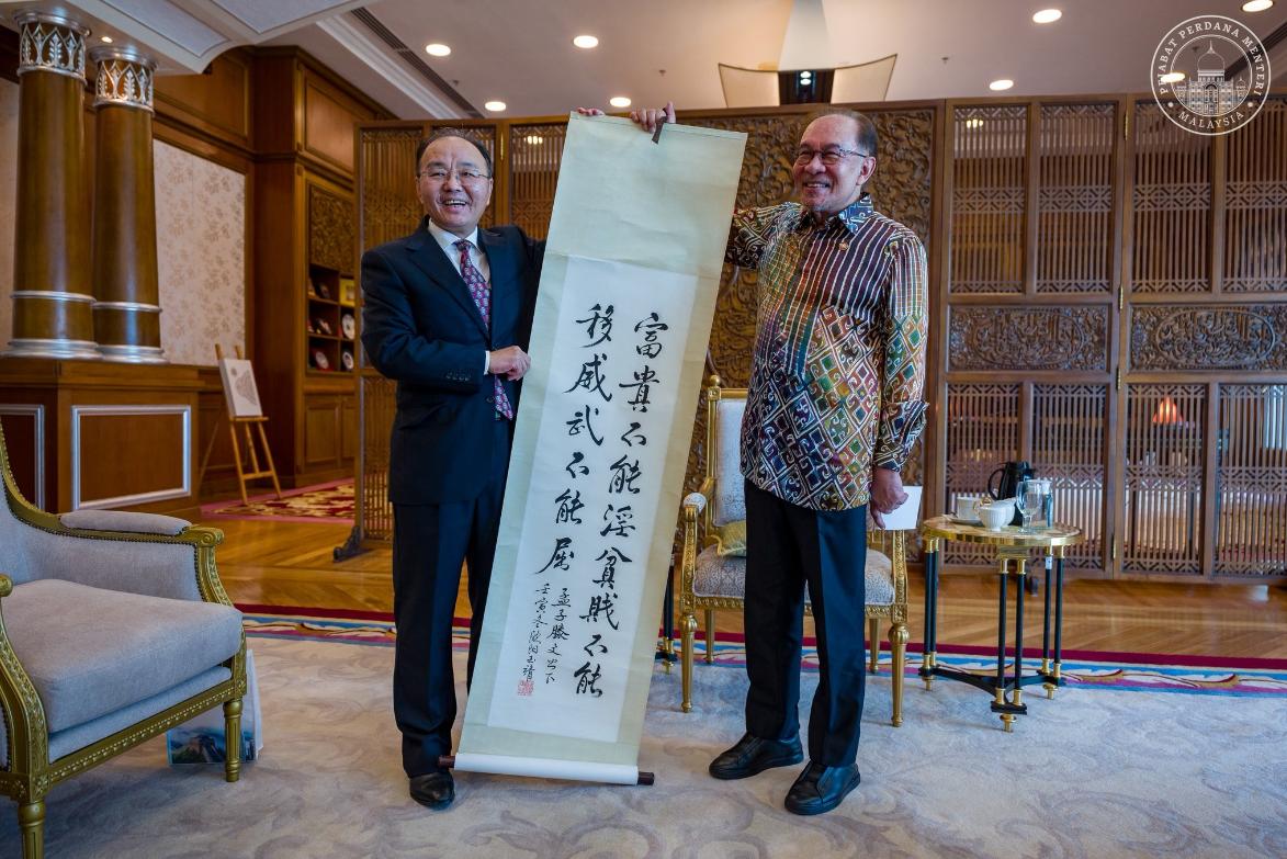马来西亚总理安瓦尔于10月1日在社媒上发布了四张照片，第一张是欧阳玉靖大使赠送给