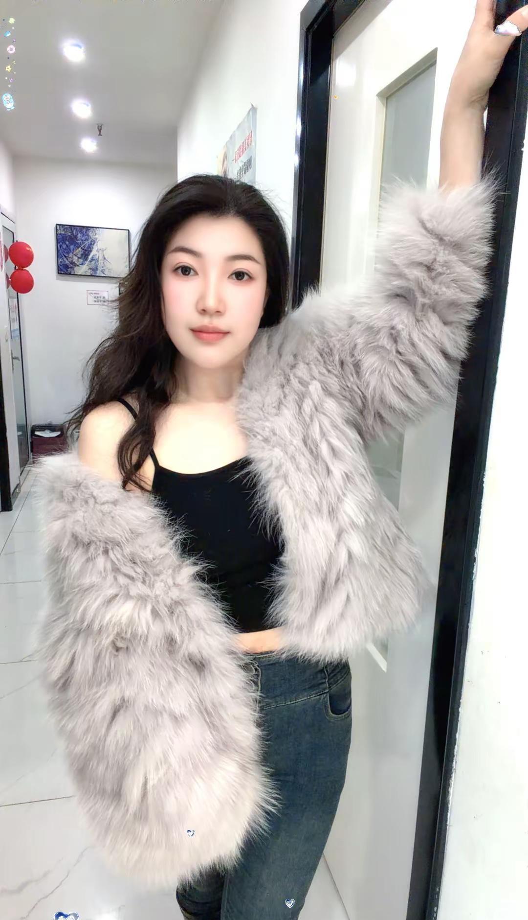 我自风情万种，与世无争。在自己的世界独善其身，在别人的世界顺其自然，不讨好、不迎