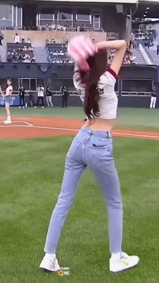 张元英这么瘦还能有腹肌，美中不足就是臀太小？