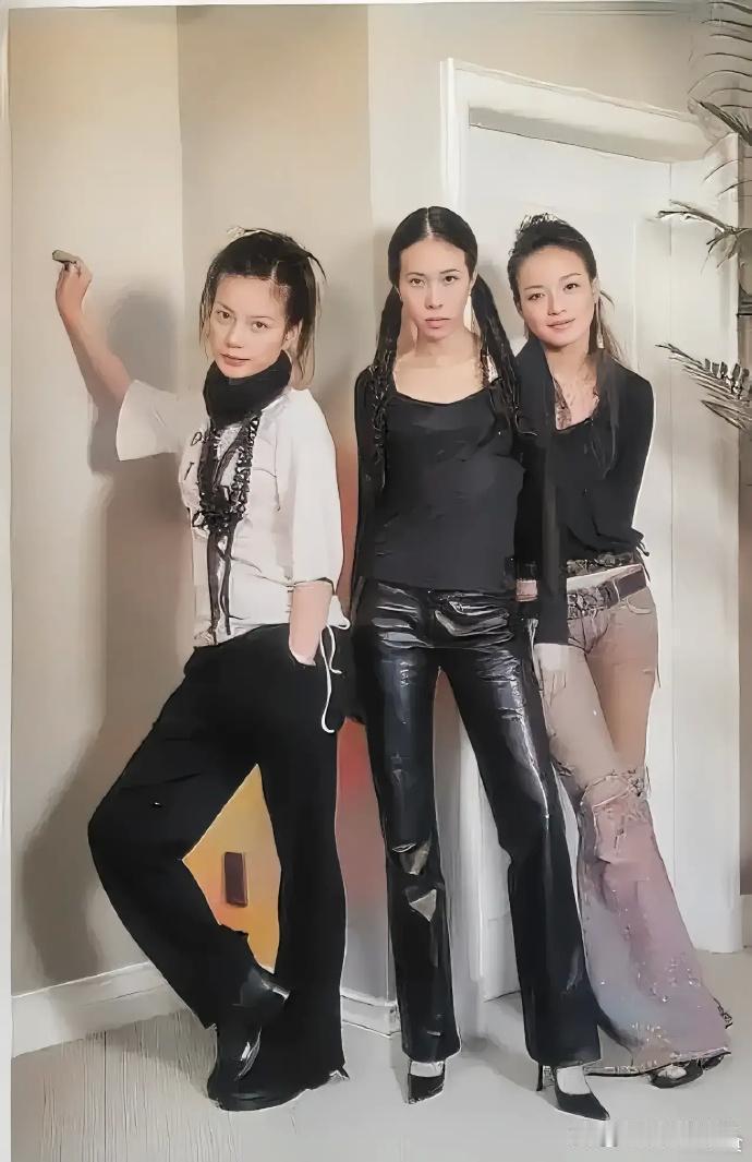 翻出那些旧合影，照片里的她们青涩又随意，大概谁也没想到，身边那个不起眼的同学、同