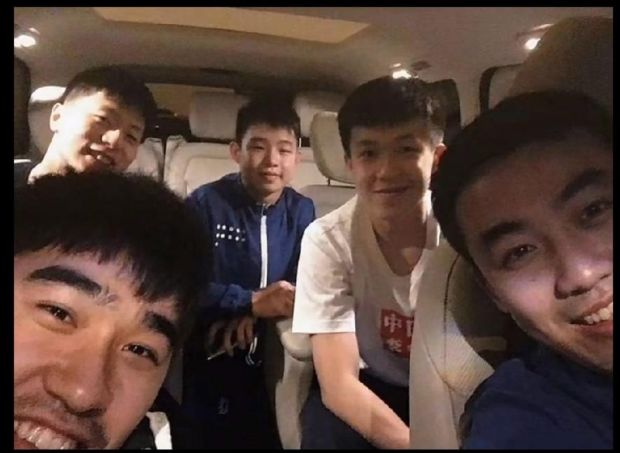 一张很珍贵的车内老合照，穿白色T恤的王楚钦，满脸青涩的少年模样。和队友们挤