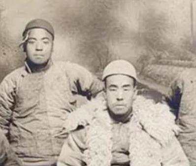 1968年，刚刚刑满释放的土匪齐达榜在回去的路上，遇到了一个70多岁步履蹒跚的老