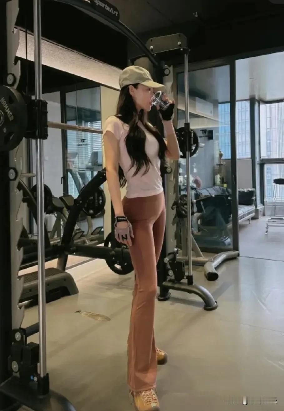 瘦到100斤的代价？张馨予俩月发烧三次躺医院，网友：我的肥肉竟是“续命神器”