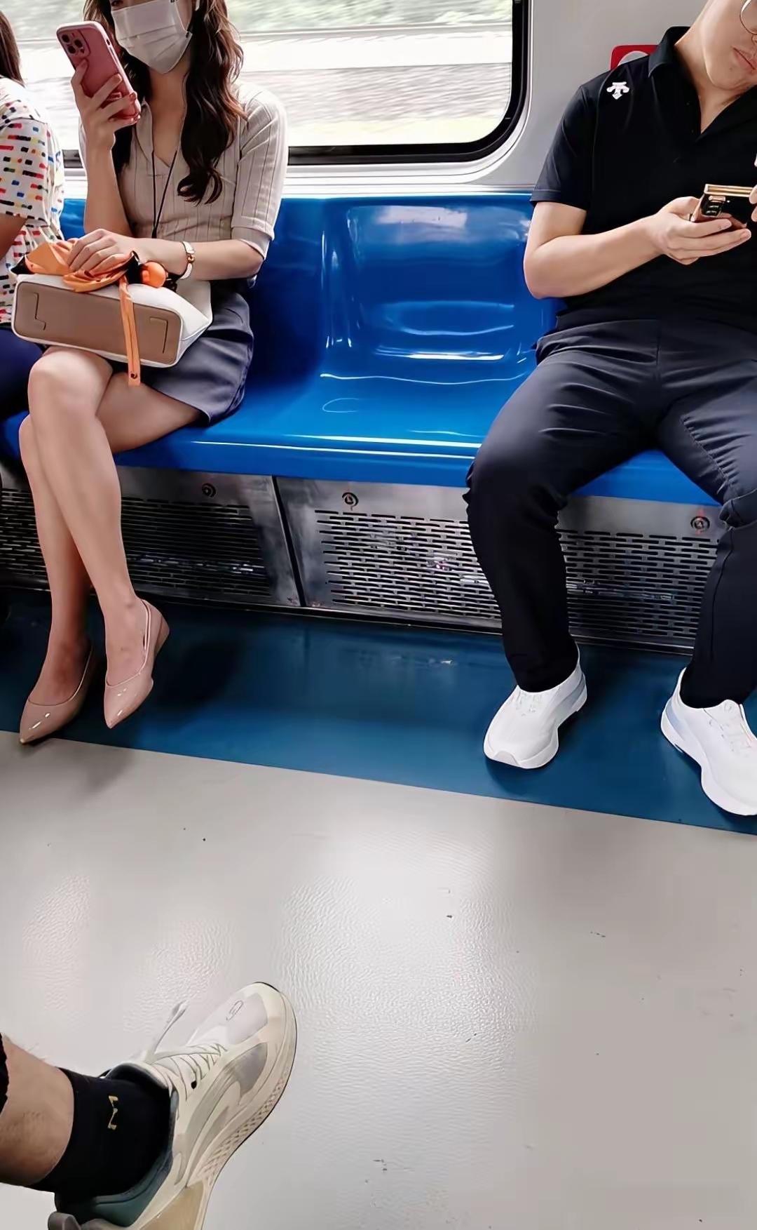 美女太漂亮了，竟然没人敢挨着坐？