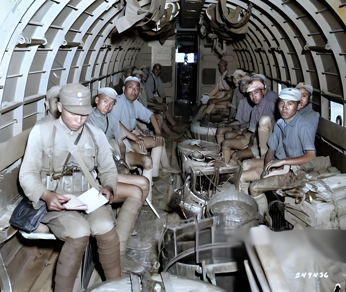 1944年9月15日，中国云南驿机场，中国军队精锐的第5军第200师士兵登上C-