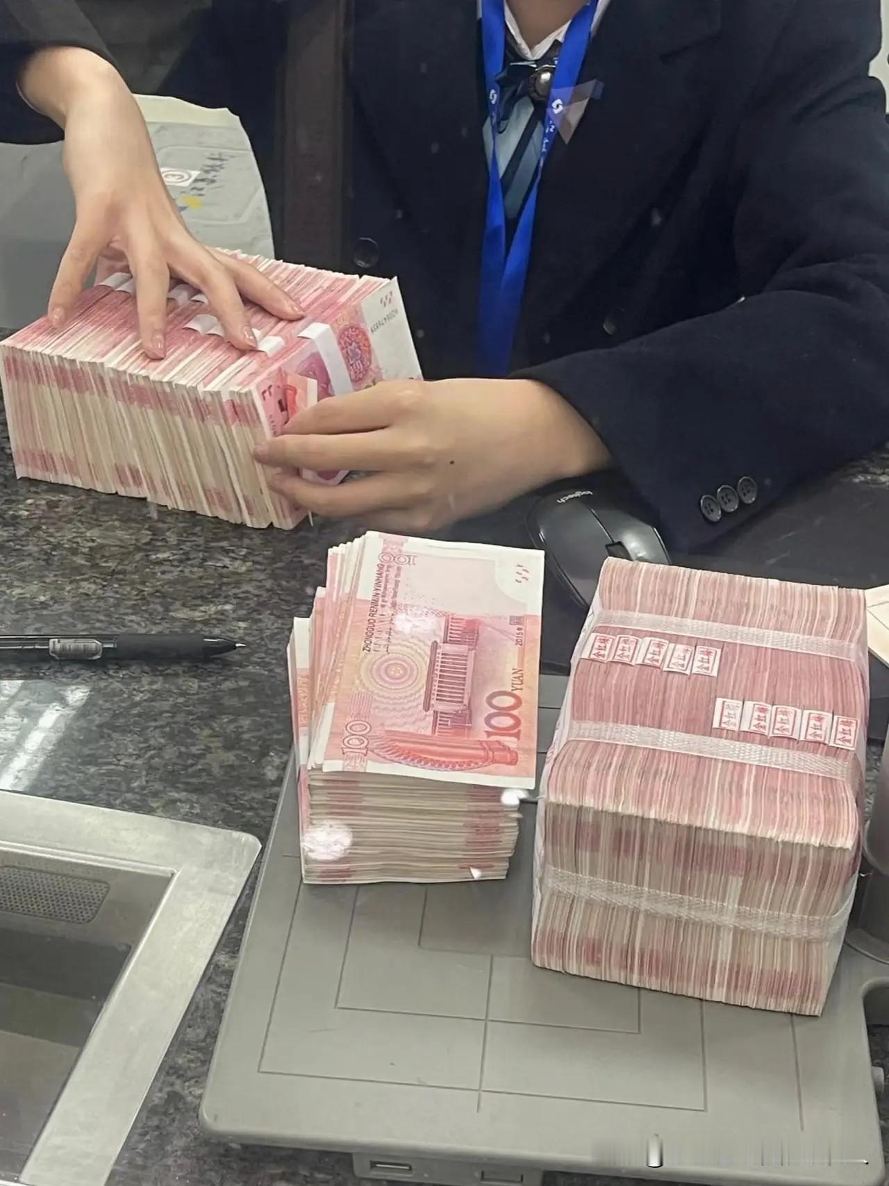 听到银行那边的风声，我当机立断，把存着的40万全都取出来了！倒不是急着用钱，