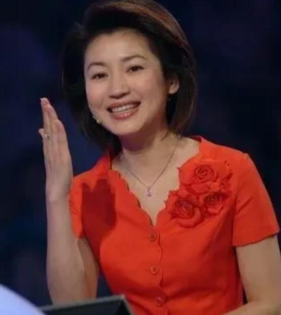1996年，王小丫和大学老师吕成功结婚了，婚后两人约定，一方成功，另一方就要回归