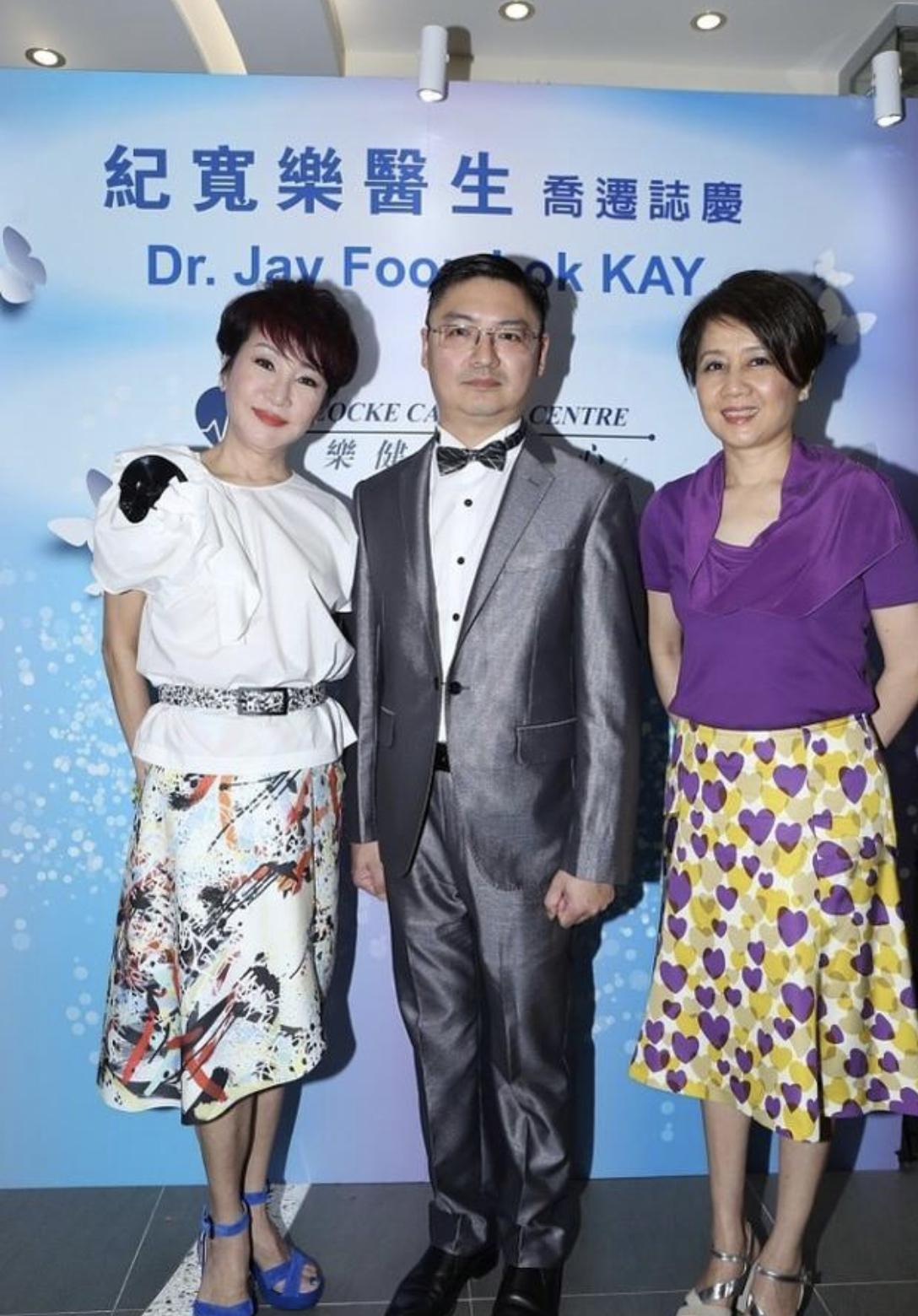 狄波拉和四太合影，狄波拉好白，衬得四太皮肤偏黄。不过四太气质不错，看起来是个温和