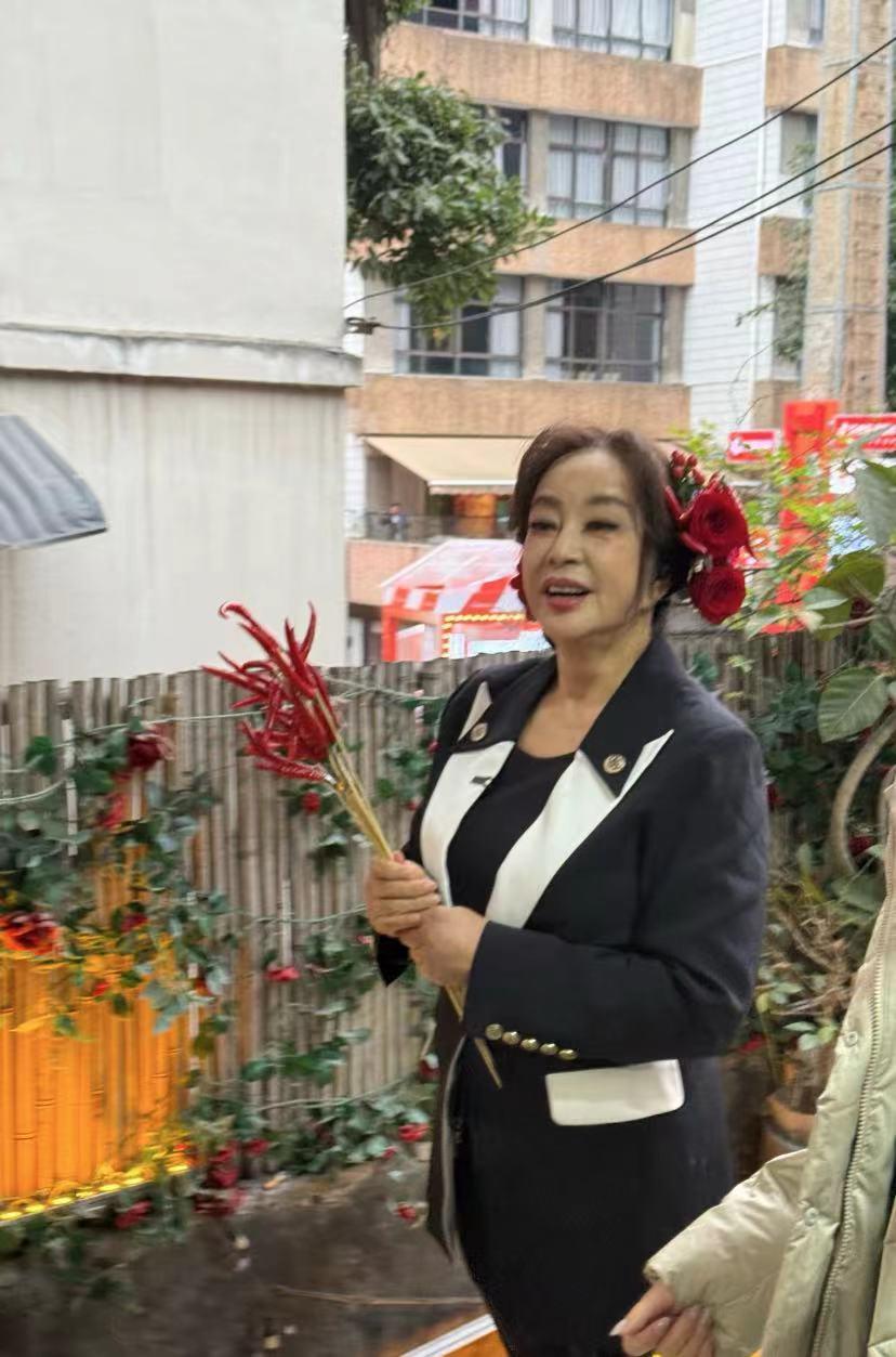 75岁刘晓庆荣归故里，几十名安保人员护驾，被赞重庆最辣的妹！刘晓庆26年的行