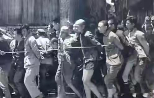 1929年甘肃临潭，有个口吃的回民汉子叫马尕西顺，他的两个儿子在一年内全死了。大