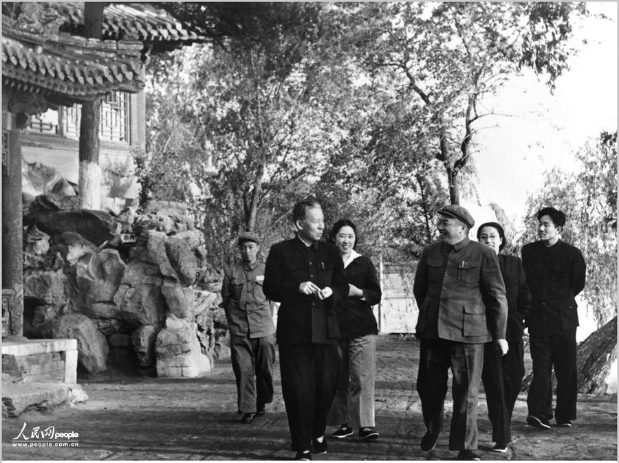 刘少奇、彭德怀与两位夫人走在院里，四个人没有排成一线。这幅1950年代的中南海旧照，留下了刘少奇、王
