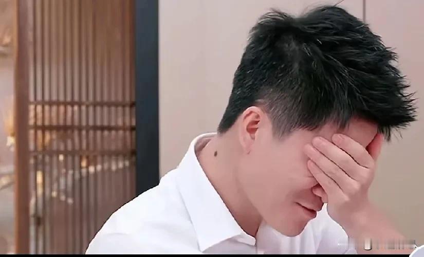 董宇辉昨晚直播被人说:有的人年龄大不找对象，不结婚，可能有啥怪病。董宇辉不好