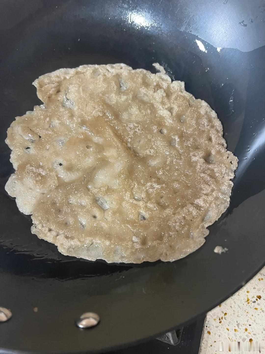 小时候这个还不叫苕皮,用红薯粉加水加盐调制后小火煎,直接吃或者炒腊肉,超香!糯叽