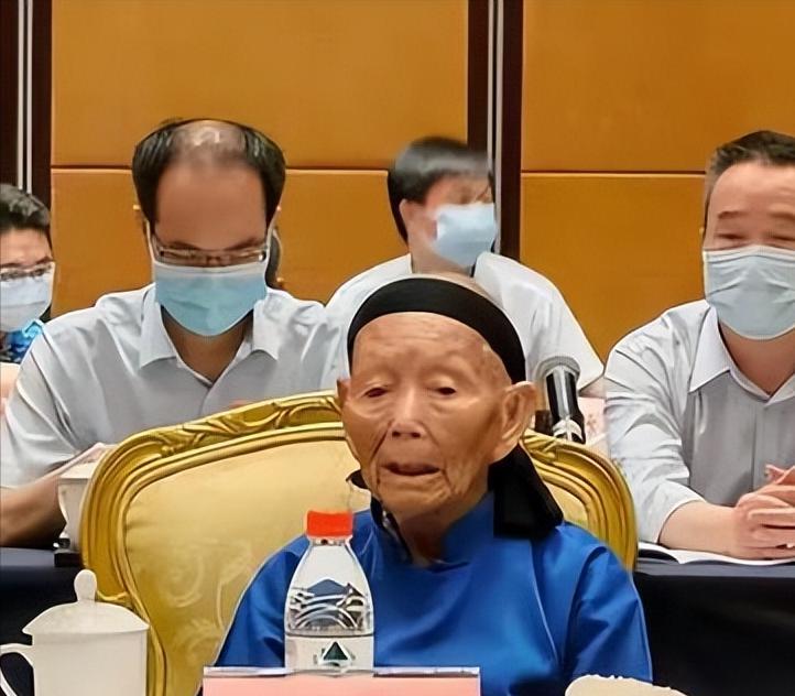1932年，12岁的段桂秀嫁给了21岁的王金长，新婚第3天，王金长去参军，这一去