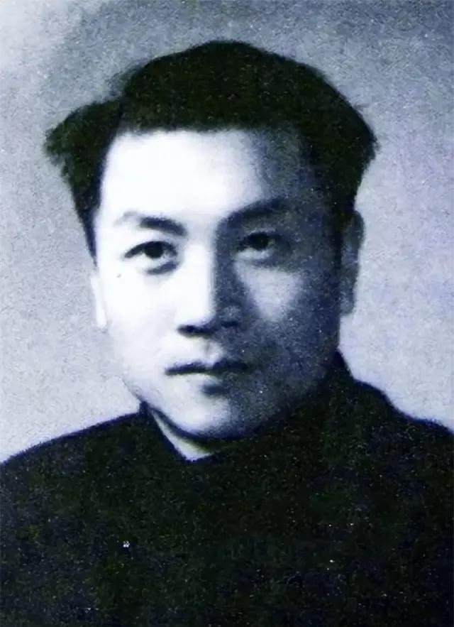 1944年，八路军任远被俘。半夜，他忽然摇醒了正在熟睡的狱友，轻声对他说：“那个