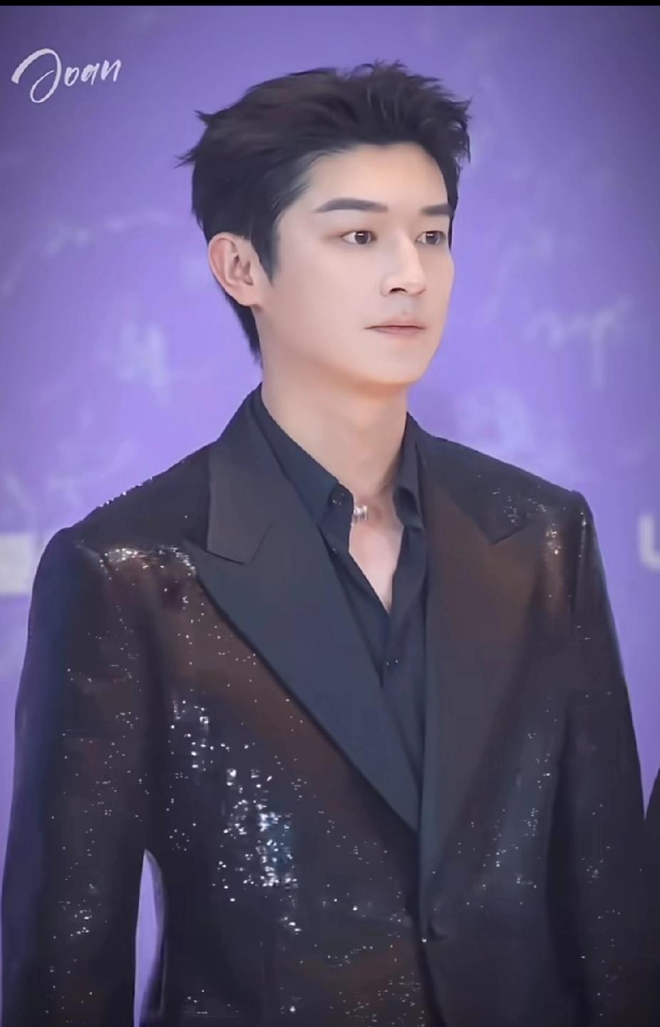 红气养人，杨旭文越来越帅了，依稀还有点林更新的影子，高大又帅气，娱乐圈少有的阳刚