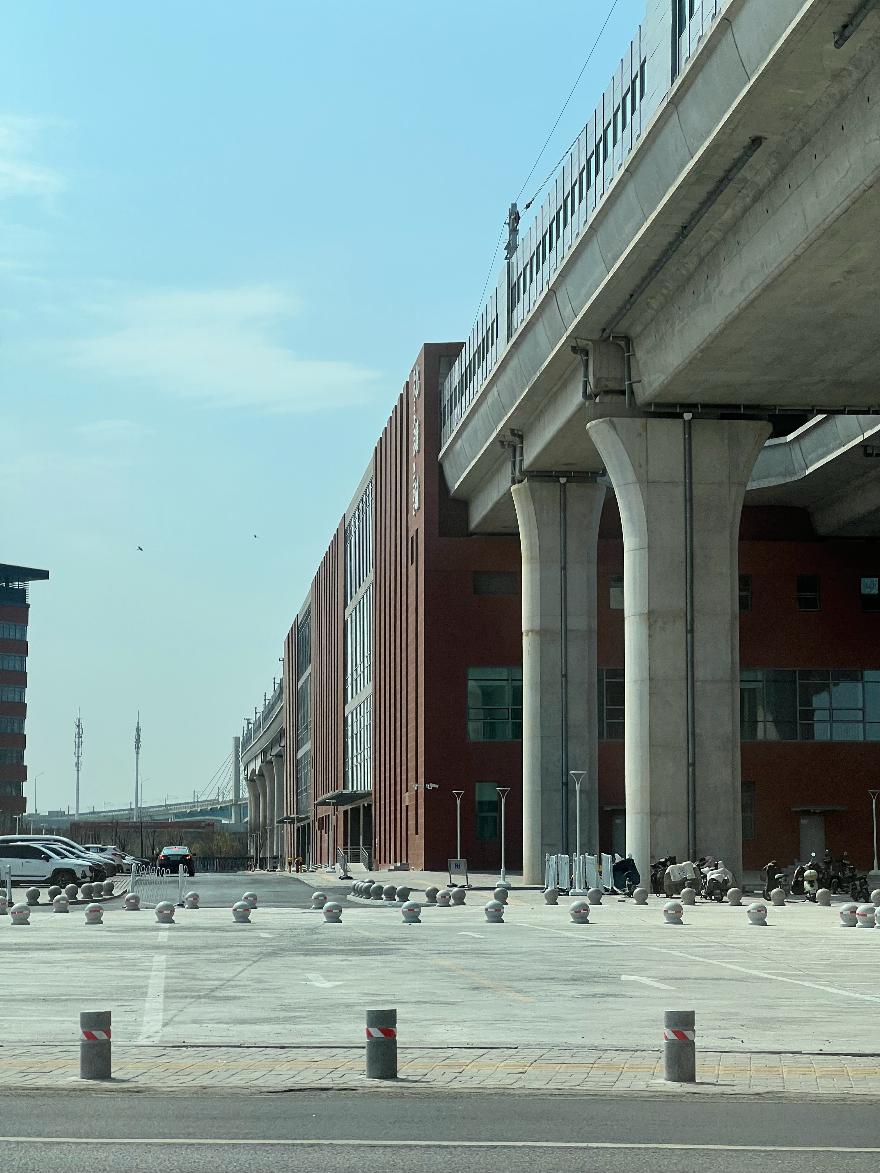 国家的基建太猛了，感觉这地铁也没修多长时间，现在已经开始通车了。天津·天津科技