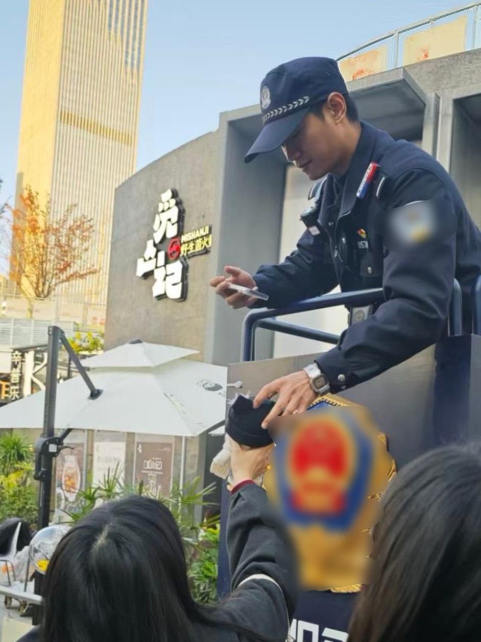 咱时团也有属于自己的拍照主理人！今天下午最忙的就是咱们时团娃的站哥了吧！👮🏻